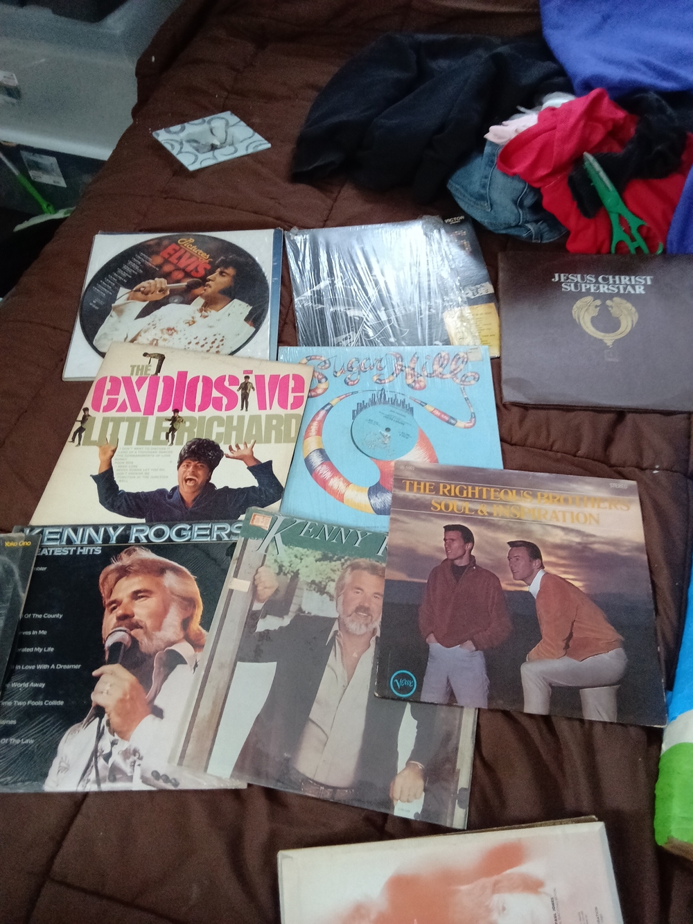 500 Vinyl Record Lot – Assorted Artists in Colorful Covers need to sell